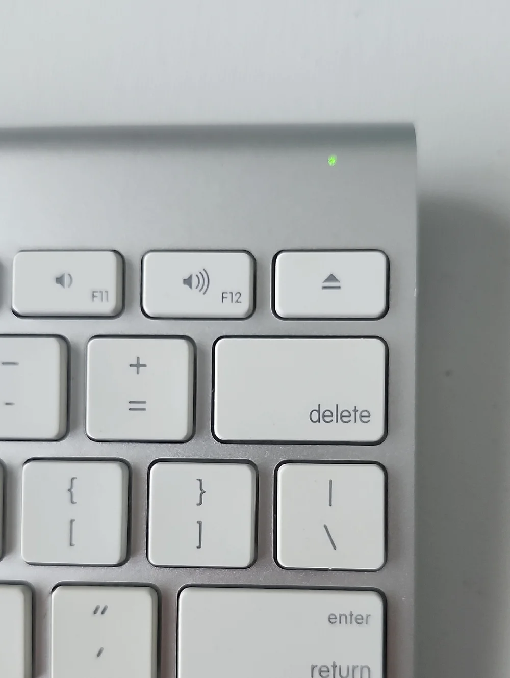 Bundle Apple A1314 Wireless Keyboard & A1296 Magic Mouse Bluetooth.